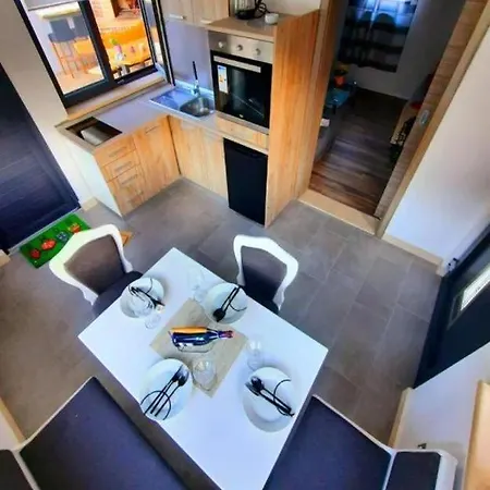 House Toni * פוסטיר